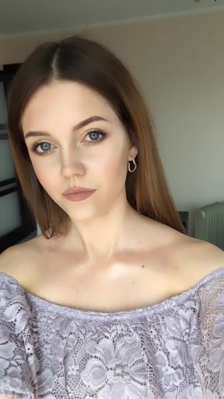 AllieLuna из г.%city% (Украина), 30 лет, шатенка, голубые глаза